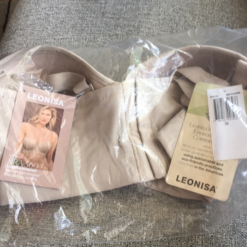 Strapless, but comes with detachable straps